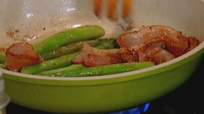 чечевица с яйцом пашот, беконом и спаржей