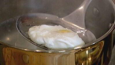 чечевица с яйцом пашот, беконом и спаржей