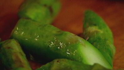 чечевица с яйцом пашот, беконом и спаржей