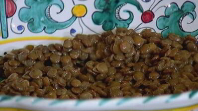 чечевица с яйцом пашот, беконом и спаржей