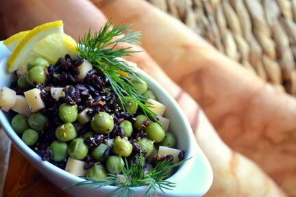 Черный рис с зеленым горошком и сыром