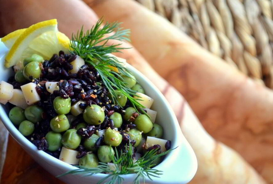 Черный рис с зеленым горошком и сыром