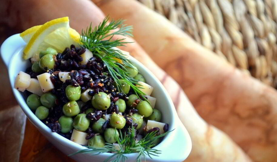 Рецепт черного риса с зеленым горошком и сыром