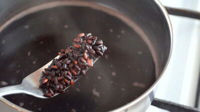 черный рис с зеленым горошком и сыром