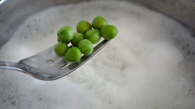 черный рис с зеленым горошком и сыром