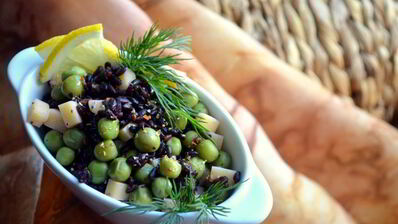 черный рис с зеленым горошком и сыром