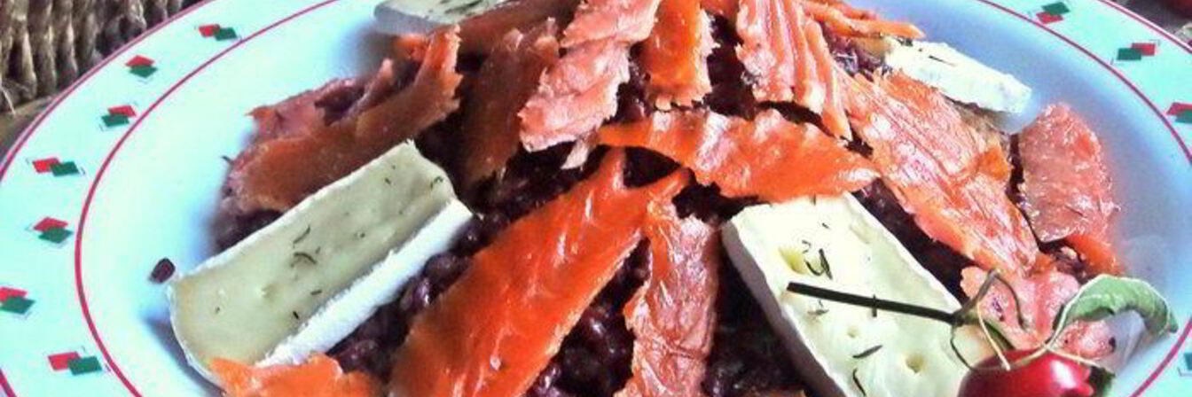 Красный рис в вине с лососем и сыром