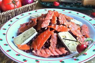 Красный рис в вине с лососем и сыром