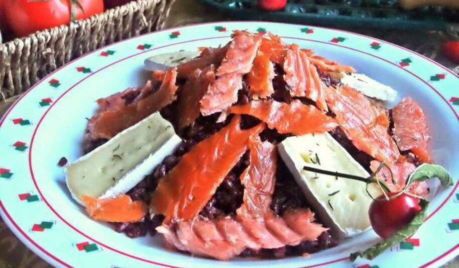 Рецепт красного риса в вине с лососем и сыром