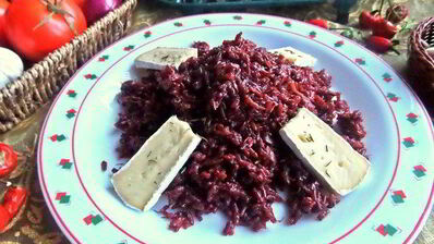 красный рис в вине с лососем и сыром