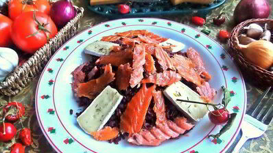 красный рис в вине с лососем и сыром