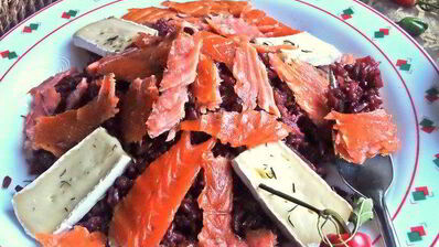 красный рис в вине с лососем и сыром