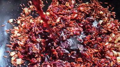 красный рис в вине с лососем и сыром