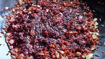 красный рис в вине с лососем и сыром