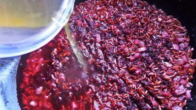 красный рис в вине с лососем и сыром