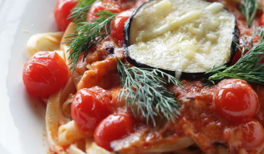 Рецепт лапши с помидорками черри, маслинами и баклажаном