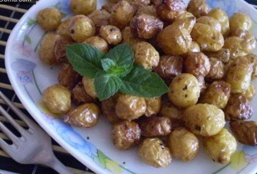 Мелкий картофель с чесноком