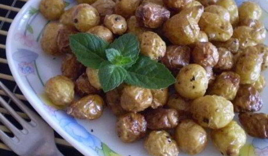 Рецепт мелкого картофеля с чесноком