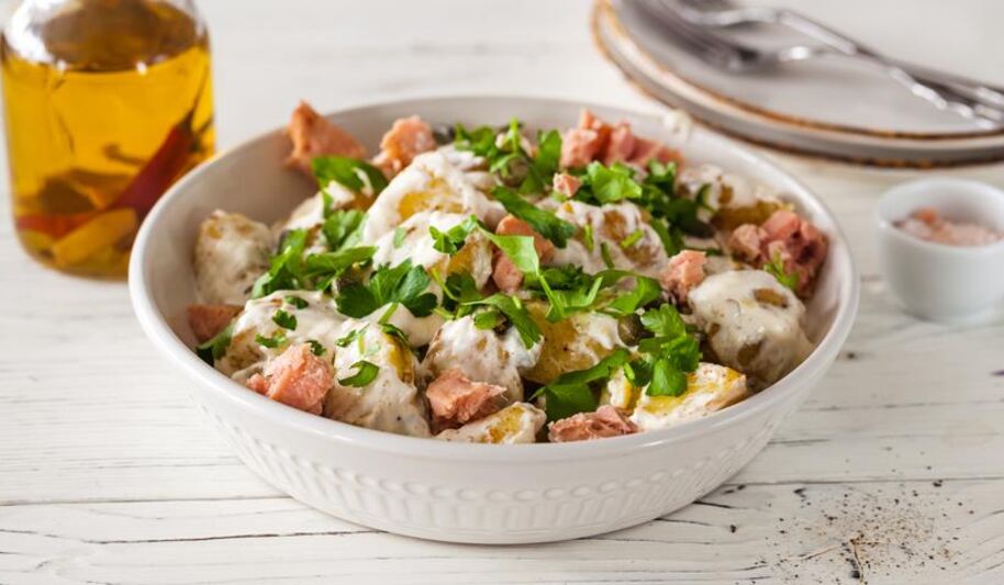 Рецепт молодого картофеля с петрушкой и консервированным тунцом