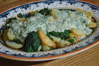 Молодой картофель со шпинатом, шалотом и чесночной заправкой