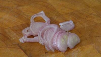 молодой картофель со шпинатом, шалотом и чесночной заправкой