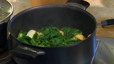 молодой картофель со шпинатом, шалотом и чесночной заправкой