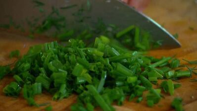 молодой картофель со шпинатом, шалотом и чесночной заправкой