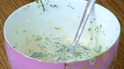 молодой картофель со шпинатом, шалотом и чесночной заправкой