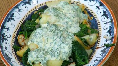 молодой картофель со шпинатом, шалотом и чесночной заправкой