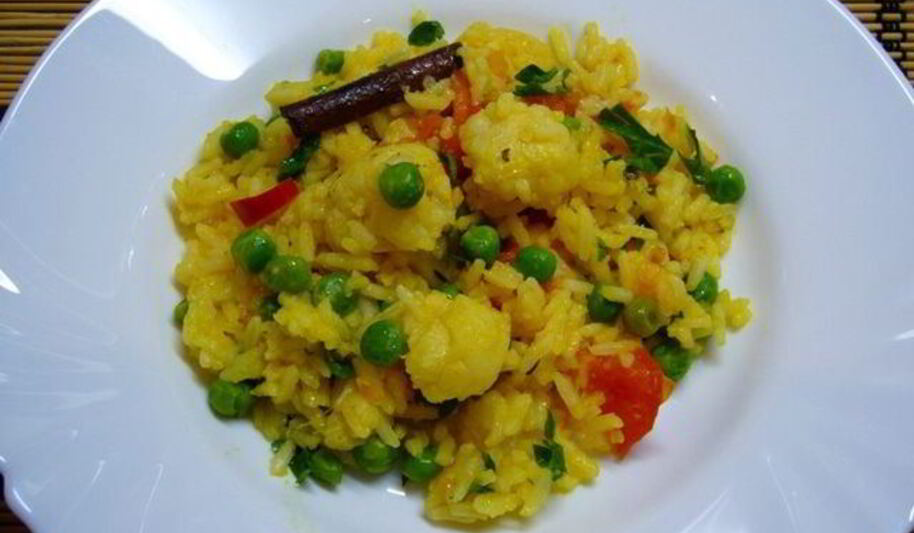 Рецепт пряного риса с цветной капустой, зеленым горошком и помидорами