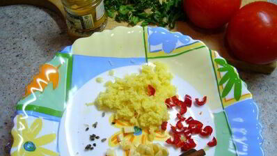 пряный рис с цветной капустой, зеленым горошком и помидорами