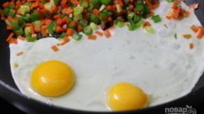 рис с овощами и яйцом