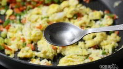 рис с овощами и яйцом