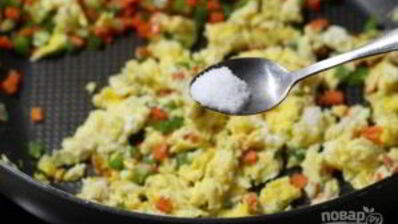 рис с овощами и яйцом