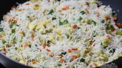 рис с овощами и яйцом