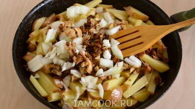 жареная картошка с белыми грибами