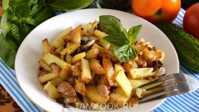 жареная картошка с белыми грибами