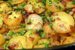 Жареный картофель с беконом