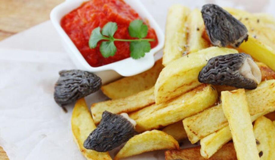 Рецепт жареного картофеля со сморчками и томатным соусом