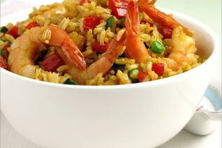 Жареный рис с креветками и сладким перцем