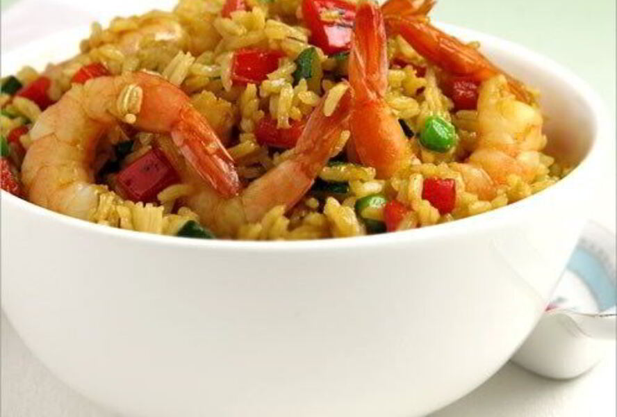 Жареный рис с креветками и сладким перцем