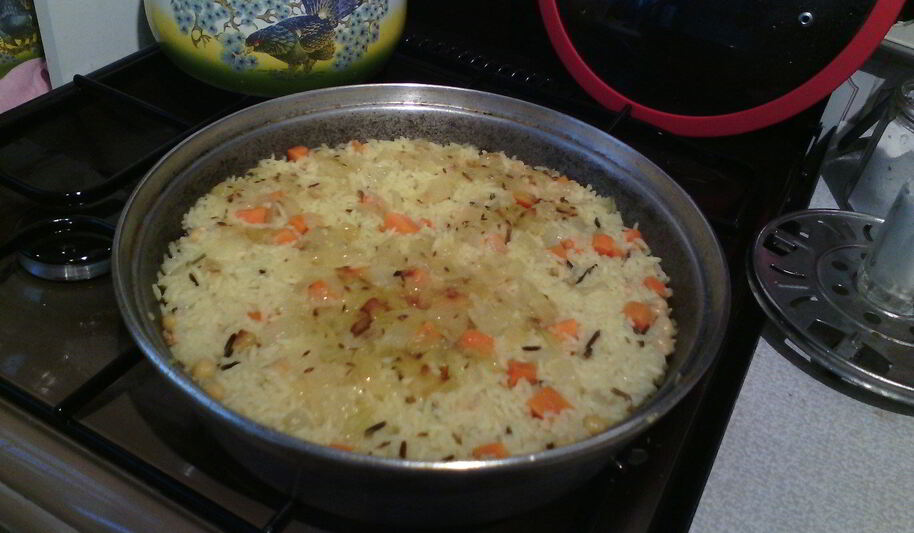 Рецепт жареного риса с морковью, луком, нутом и индийскими специям