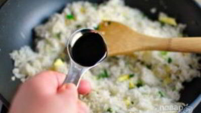 жареный рис с соевым соусом