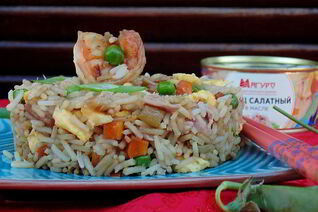 Жареный рис с тунцом по-янчжоуски