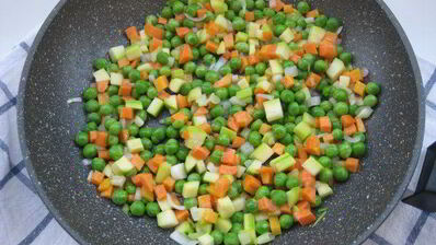 жареный рис с тунцом по-янчжоуски