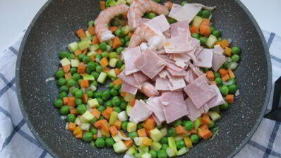 жареный рис с тунцом по-янчжоуски