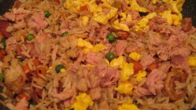 жареный рис с тунцом по-янчжоуски