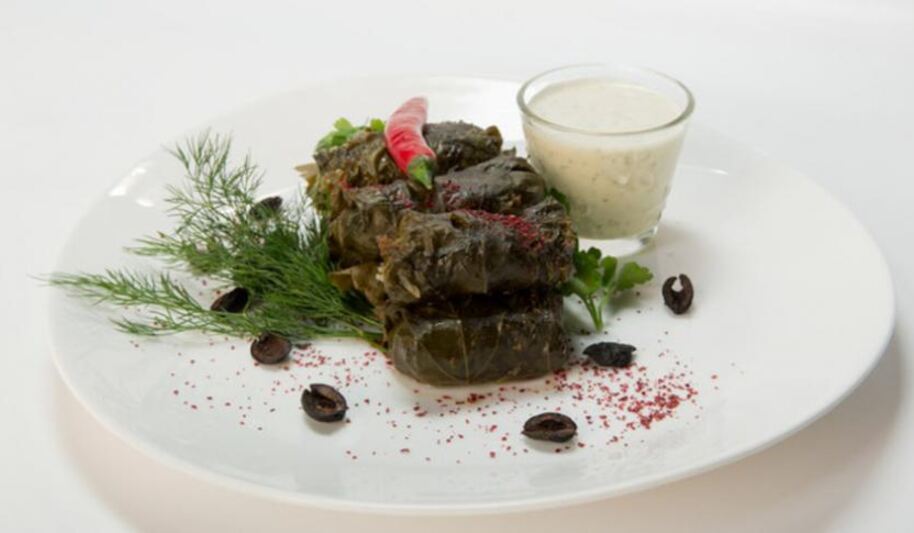 Рецепт долмы из баранины с мятным соусом