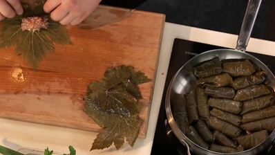 долма из баранины с мятным соусом