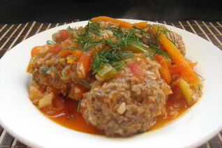 Голубцы ленивые паровые под овощным соусом